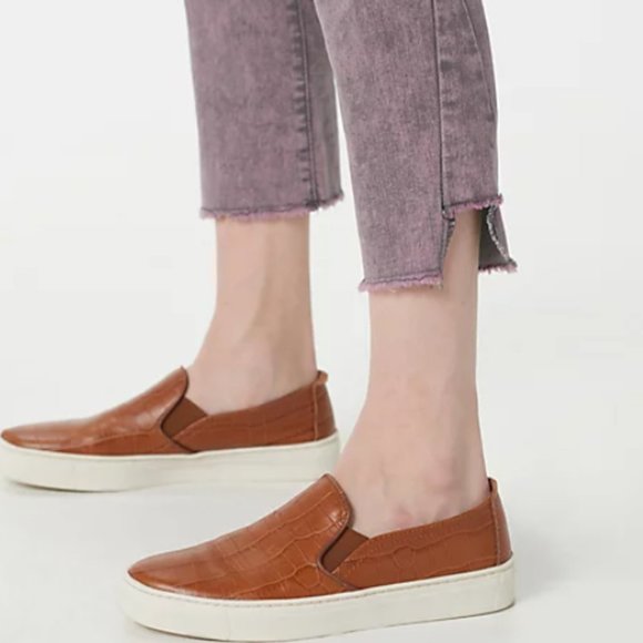 *LOGO by Lori Goldstein Petite Acid Wash Step Hem Jeans | Rose Smoke - Picture 3 of 4